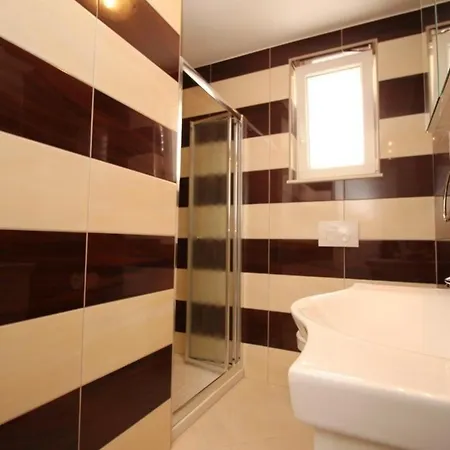 Neu Modern Eingerichtete Fuer 4 Personen In Einem Haus Mit Mehrere Und Mit Pool Baska (Krk)