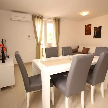 Neu Modern Eingerichtete Fuer 4 Personen In Einem Haus Mit Mehrere Und Mit Pool