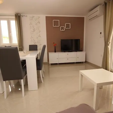 Apartment Neu Modern Eingerichtete Fuer 4 Personen In Einem Haus Mit Mehrere Und Mit Pool *