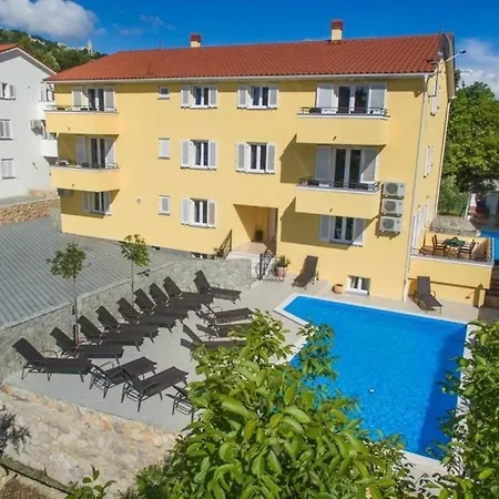 Neu Modern Eingerichtete Fuer 4 Personen In Einem Haus Mit Mehrere Und Mit Pool *