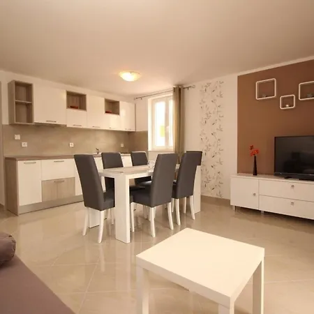 Apartment Neu Modern Eingerichtete Fuer 4 Personen In Einem Haus Mit Mehrere Und Mit Pool