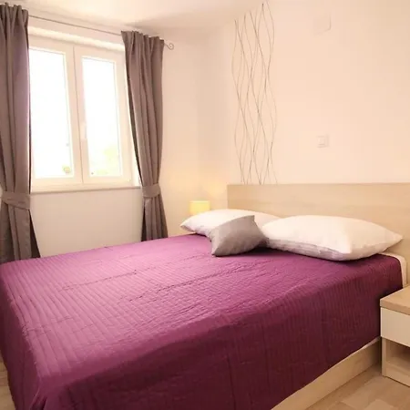 Neu Modern Eingerichtete Fuer 4 Personen In Einem Haus Mit Mehrere Und Mit Pool Baska (Krk)