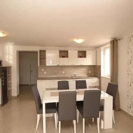 Apartment Neu Modern Eingerichtete Fuer 4 Personen In Einem Haus Mit Mehrere Und Mit Pool