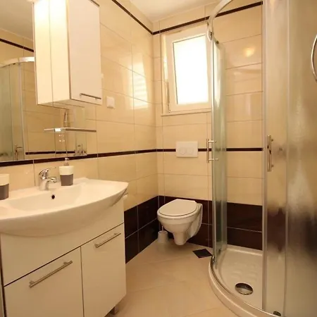 Apartment Neu Modern Eingerichtete Fuer 4 Personen In Einem Haus Mit Mehrere Und Mit Pool Baska (Krk)