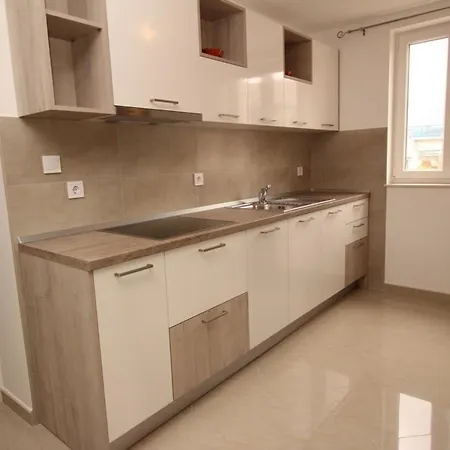 Apartment Neu Modern Eingerichtete Fuer 4 Personen In Einem Haus Mit Mehrere Und Mit Pool