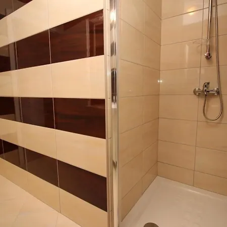 Neu Modern Eingerichtete Fuer 4 Personen In Einem Haus Mit Mehrere Und Mit Pool *