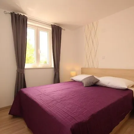 Neu Modern Eingerichtete Fuer 4 Personen In Einem Haus Mit Mehrere Und Mit Pool Apartman *