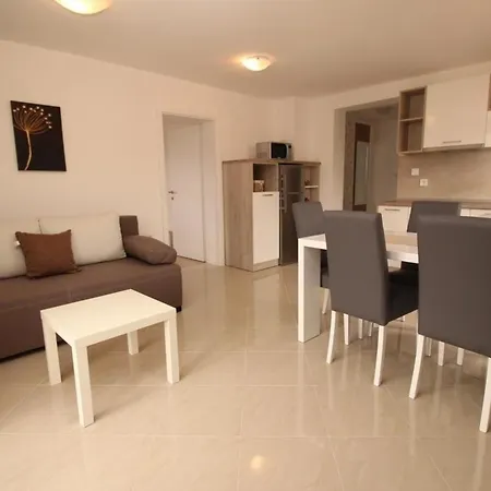 Neu Modern Eingerichtete Fuer 4 Personen In Einem Haus Mit Mehrere Und Mit Pool Apartman