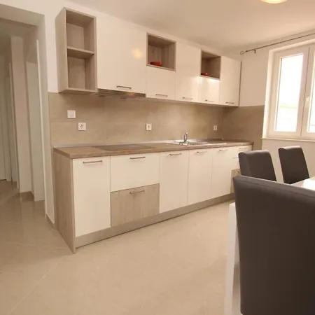 Neu Modern Eingerichtete Fuer 4 Personen In Einem Haus Mit Mehrere Und Mit Pool Apartman