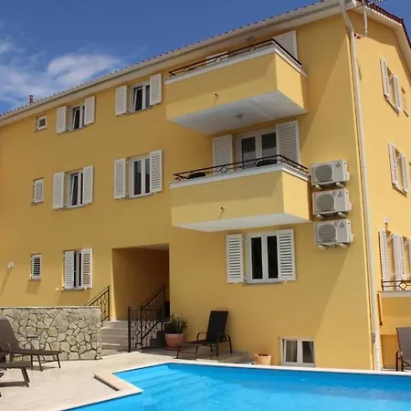 Neu Modern Eingerichtete Fuer 4 Personen In Einem Haus Mit Mehrere Und Mit Pool Apartman