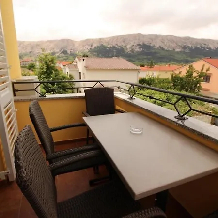 Neu Modern Eingerichtete Fuer 4 Personen In Einem Haus Mit Mehrere Und Mit Pool Apartman Baška